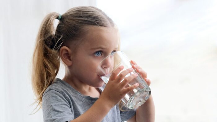 水を飲む子ども